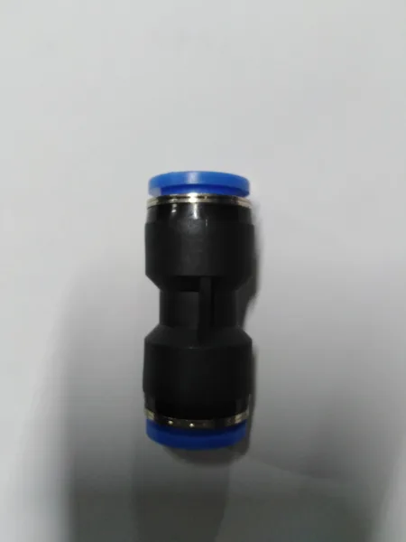 Fitting recto 3/8 p/tuberia poliuretano