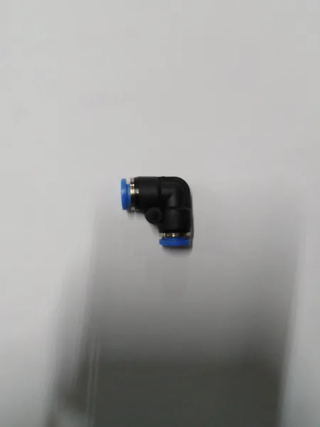 Fitting codo 1/4 p/tuberia poliuretano